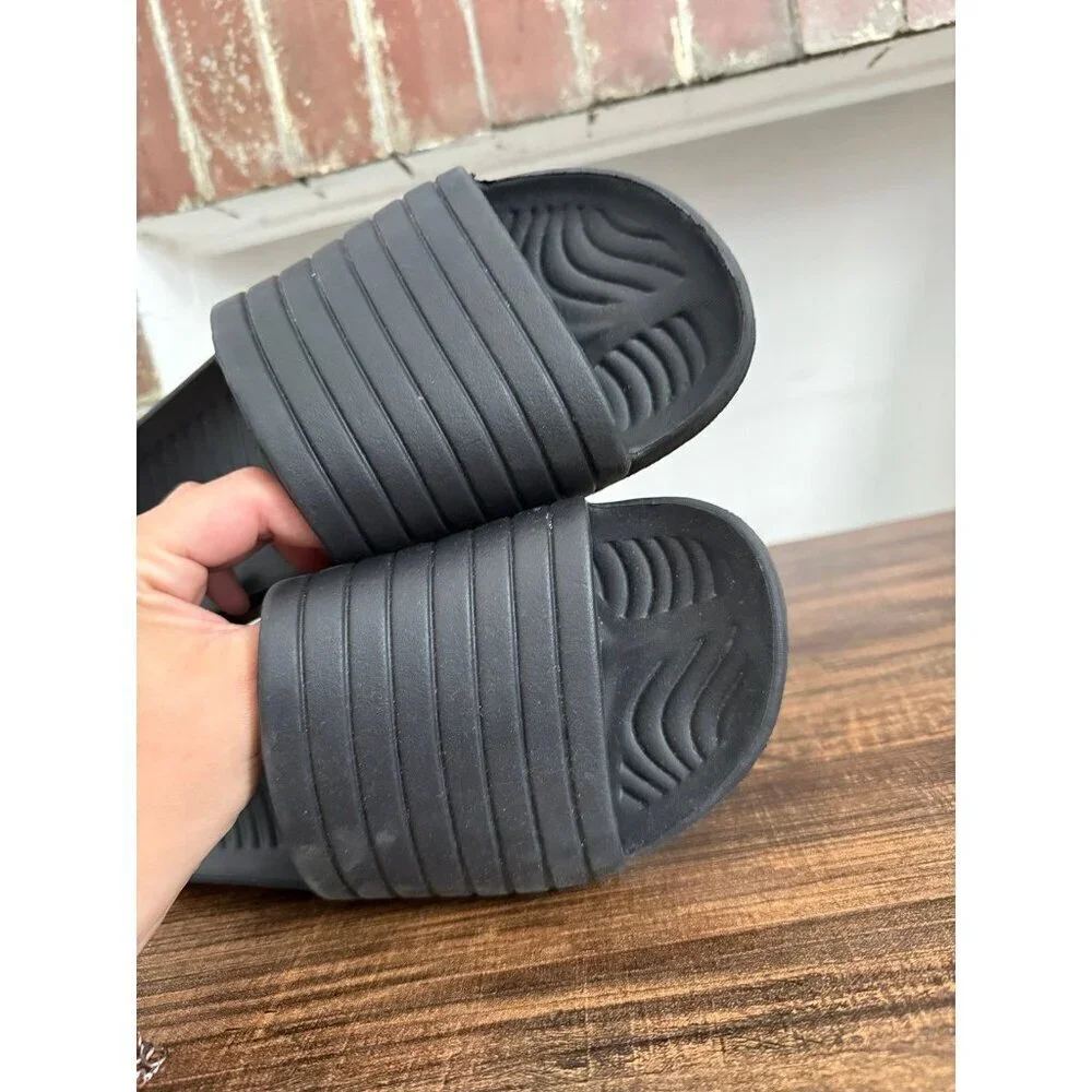 Men’s size 9 black slide slippers
